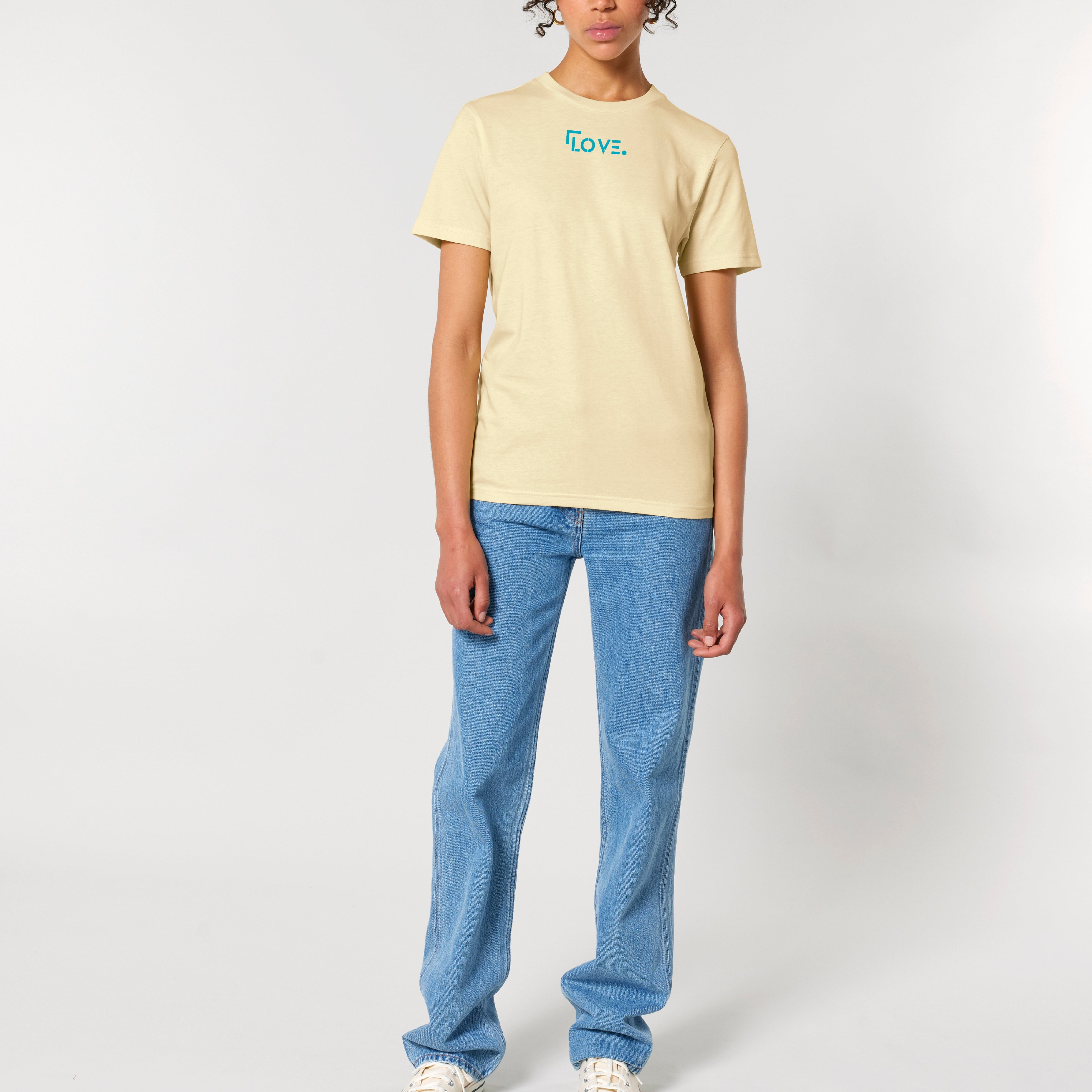T-Shirt Unisex "LOVE" in der Farbe Butter - Frontansicht Frau - Premium Organic - Marke: UNBESCHWERT