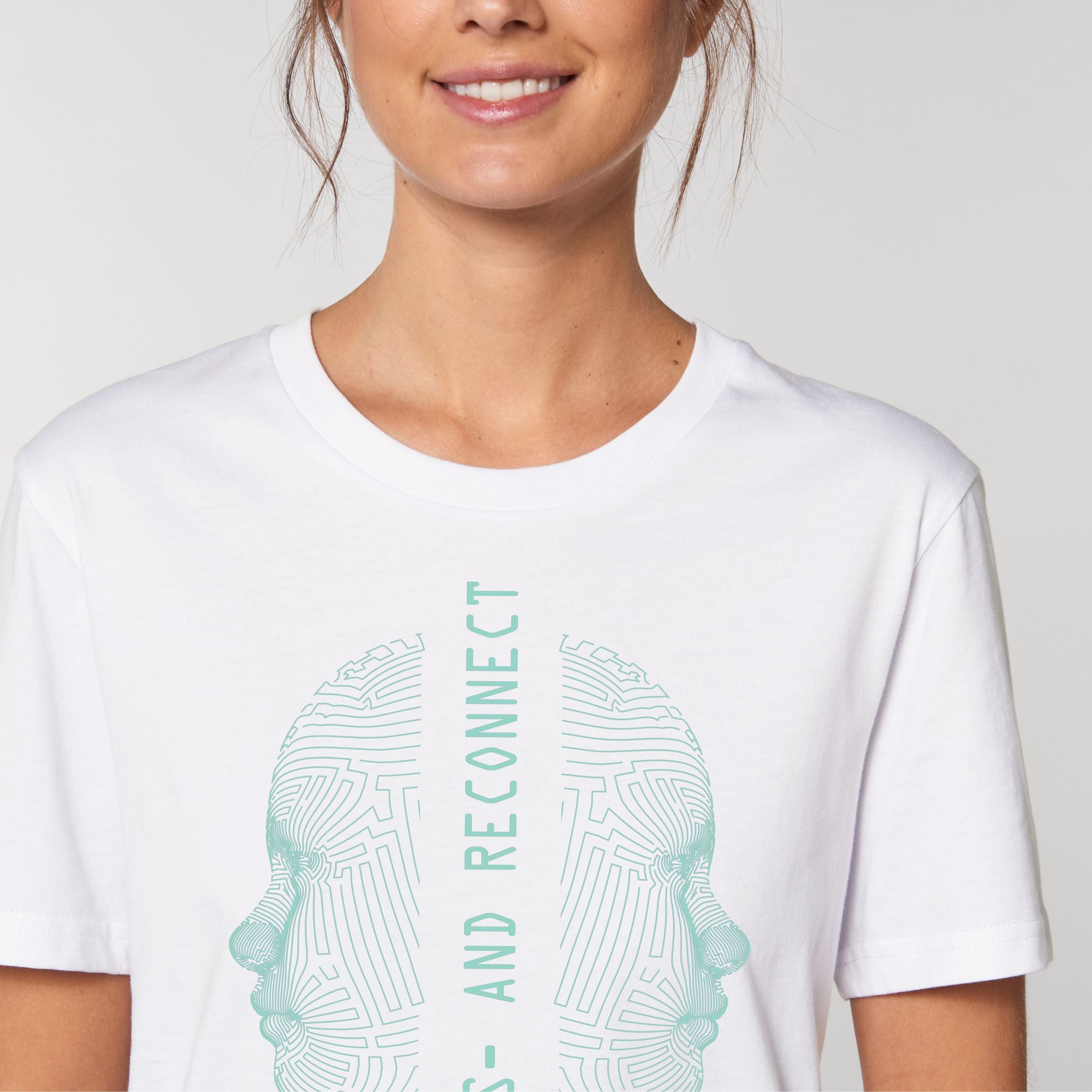 Premium Organic T-Shirt Unisex weiß Dis-and Reconnect Frau Frontansicht