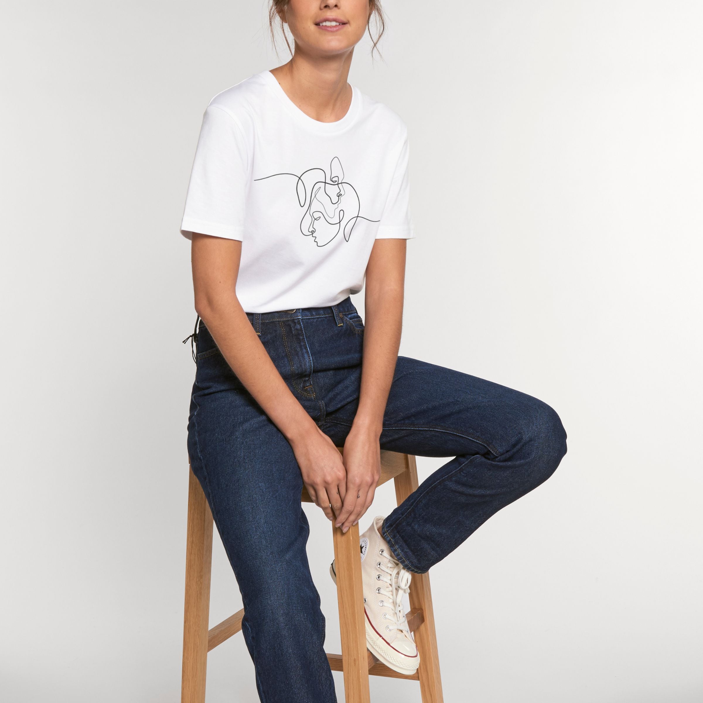 Premium Organic T-Shirt FACES Unisex weiss Frau Detail-Frontansicht