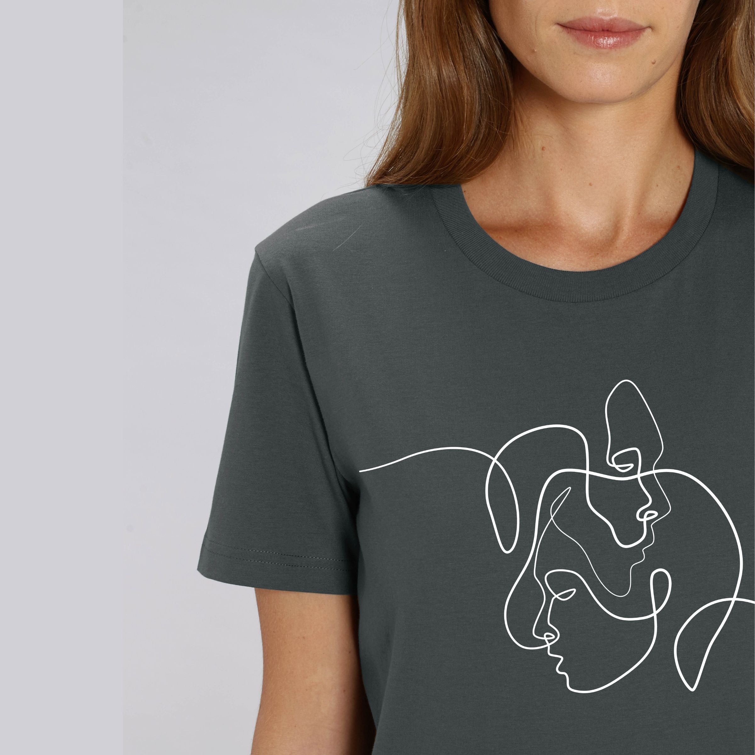 Premium Organic T-Shirt FACES Unisex Anthrazit Frau Detail-Frontansicht