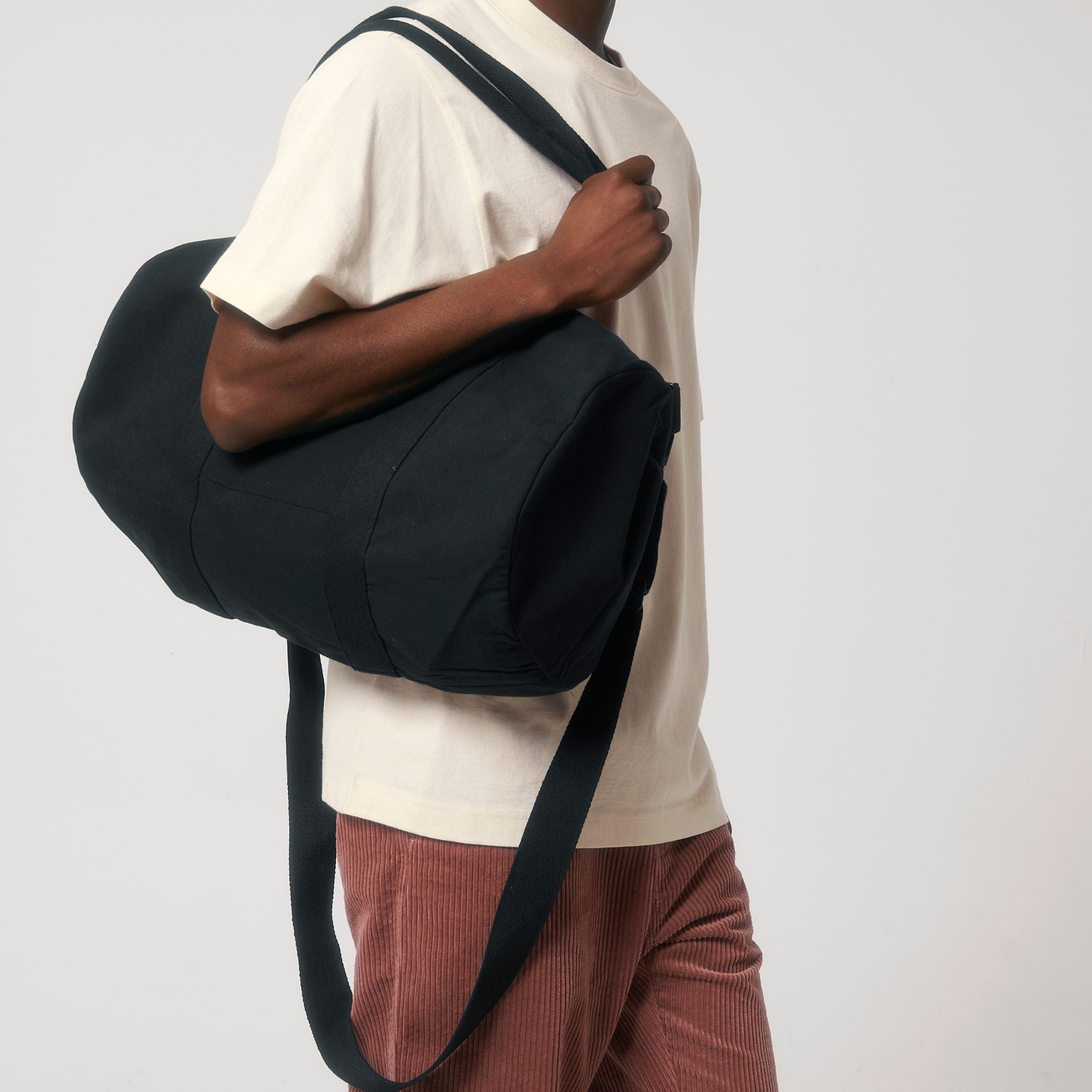 Duffle Bag_ U._schwarz_Mann mit Tasche