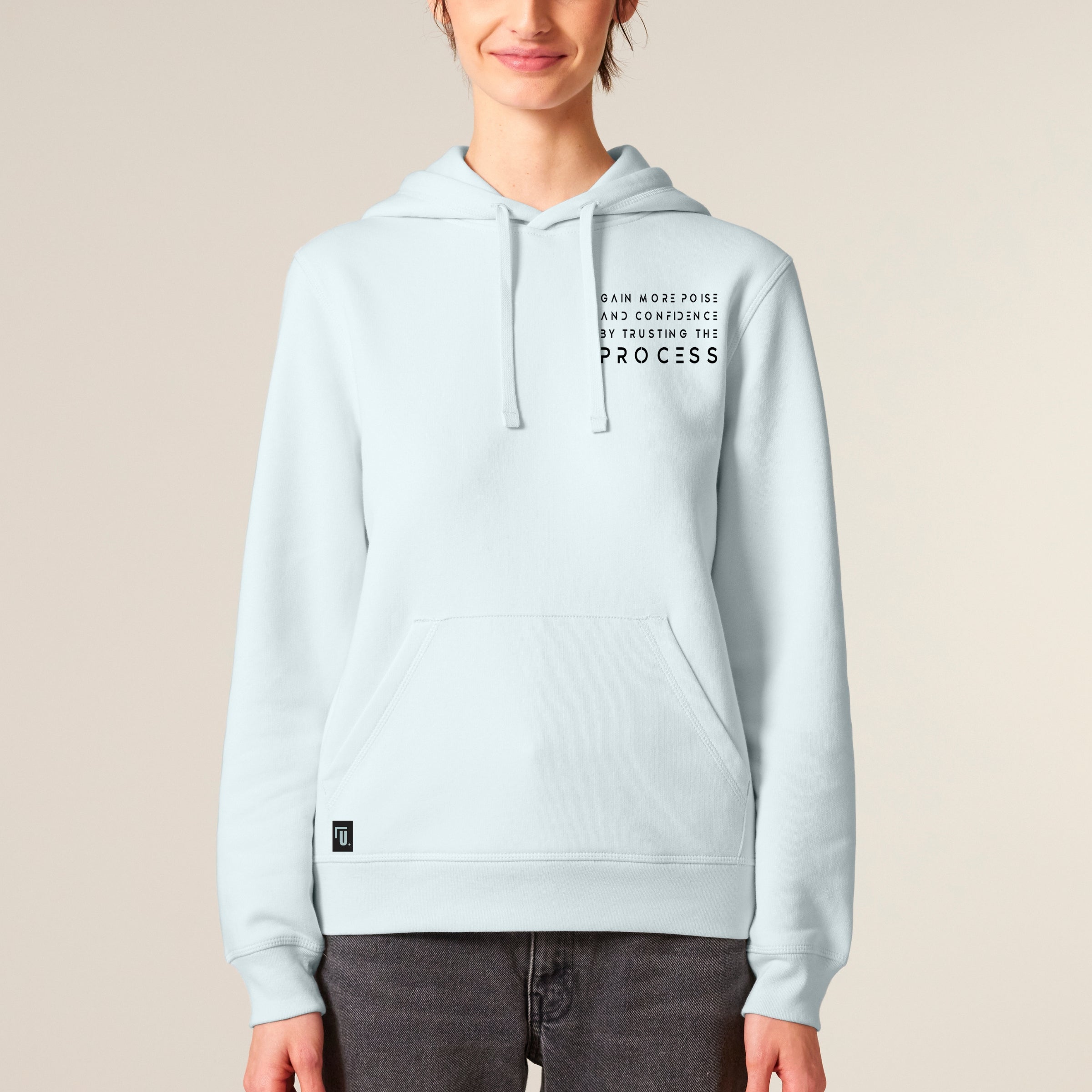 Premium Organic Hoodie_PROCESS_Blue Ice_Frau_ Frontansicht