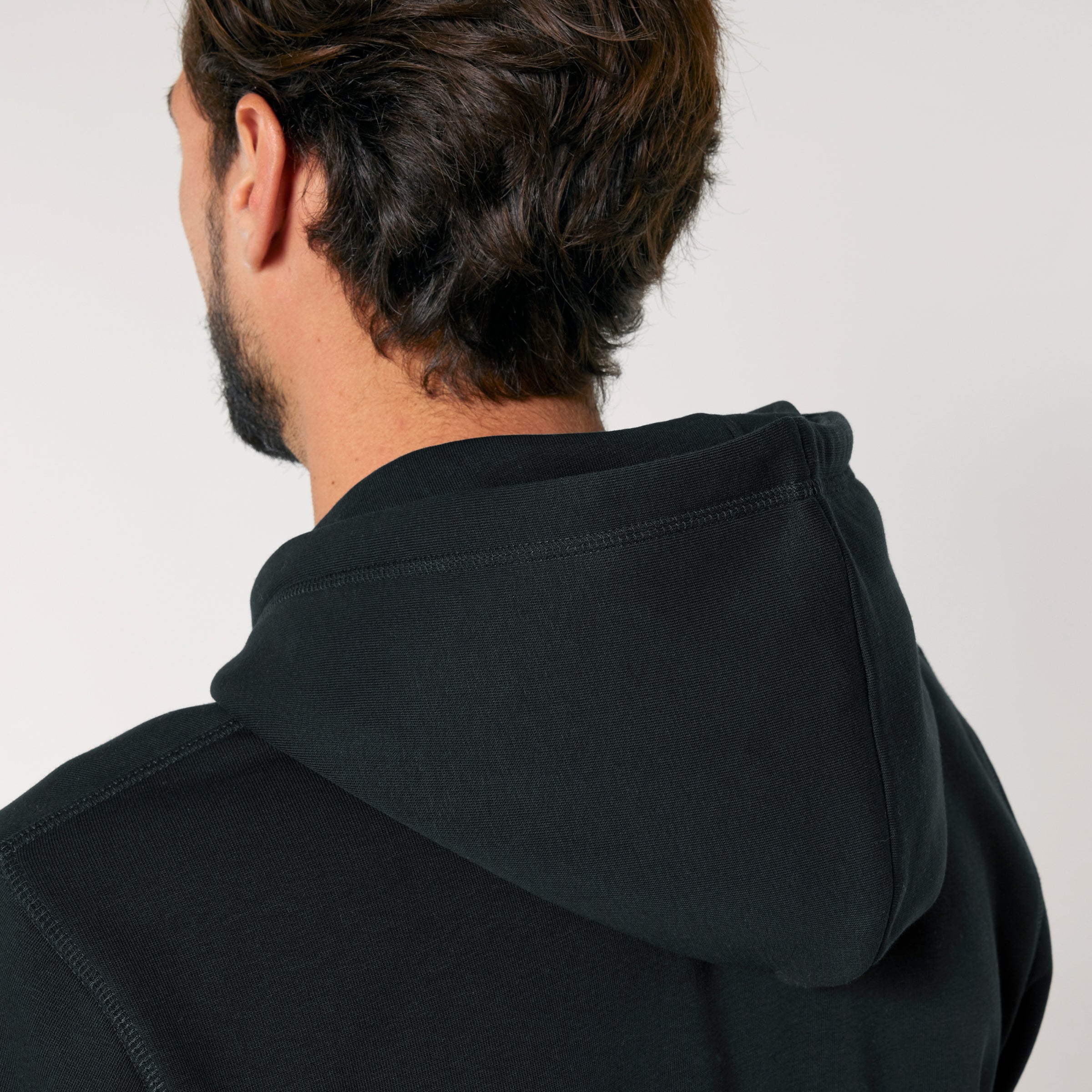 Premium Organic Hoodie_PROCESS_Schwarz_ Detailansicht Kapuze