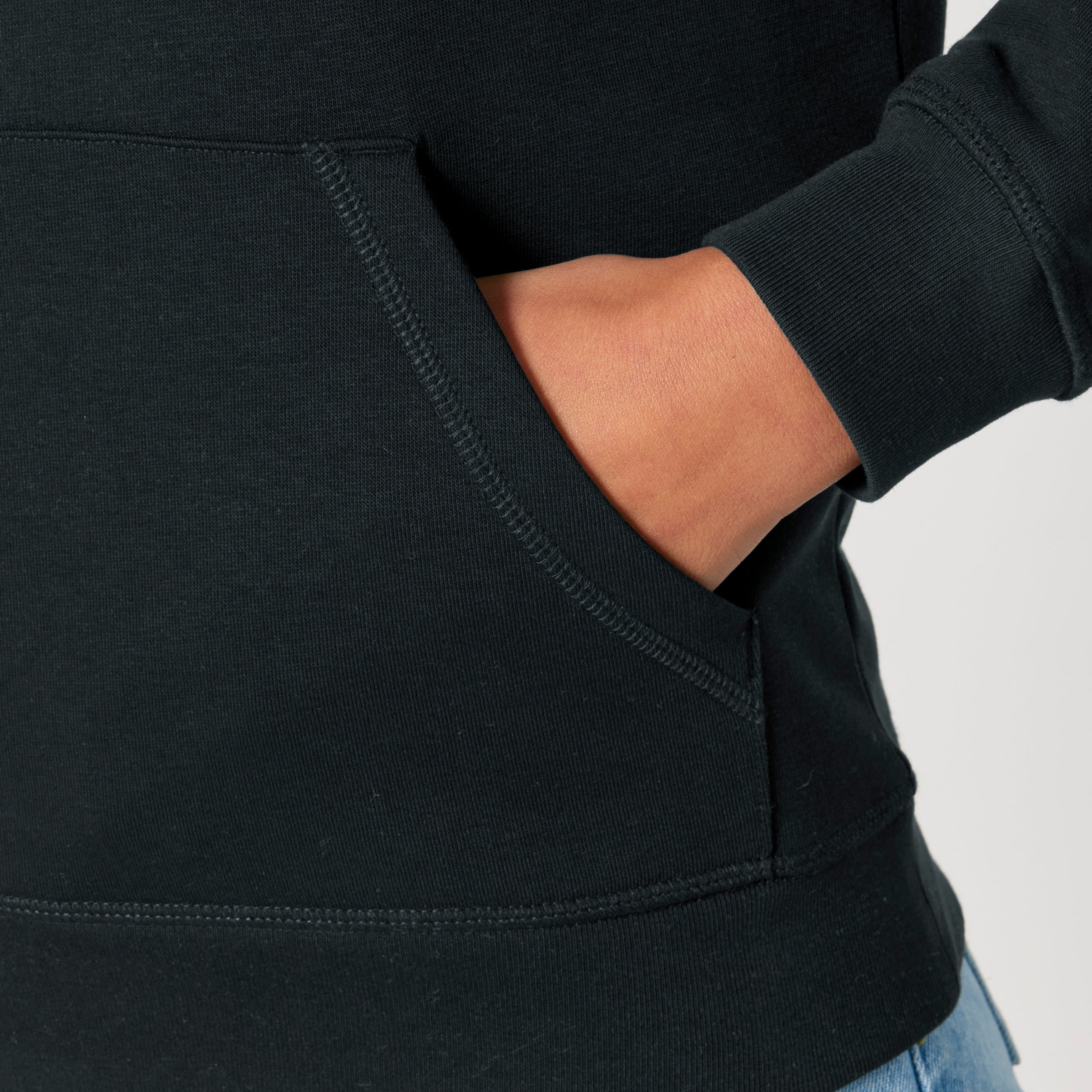 Premium Organic Hoodie_PROCESS_Schwarz_ Detailansicht Bündchen