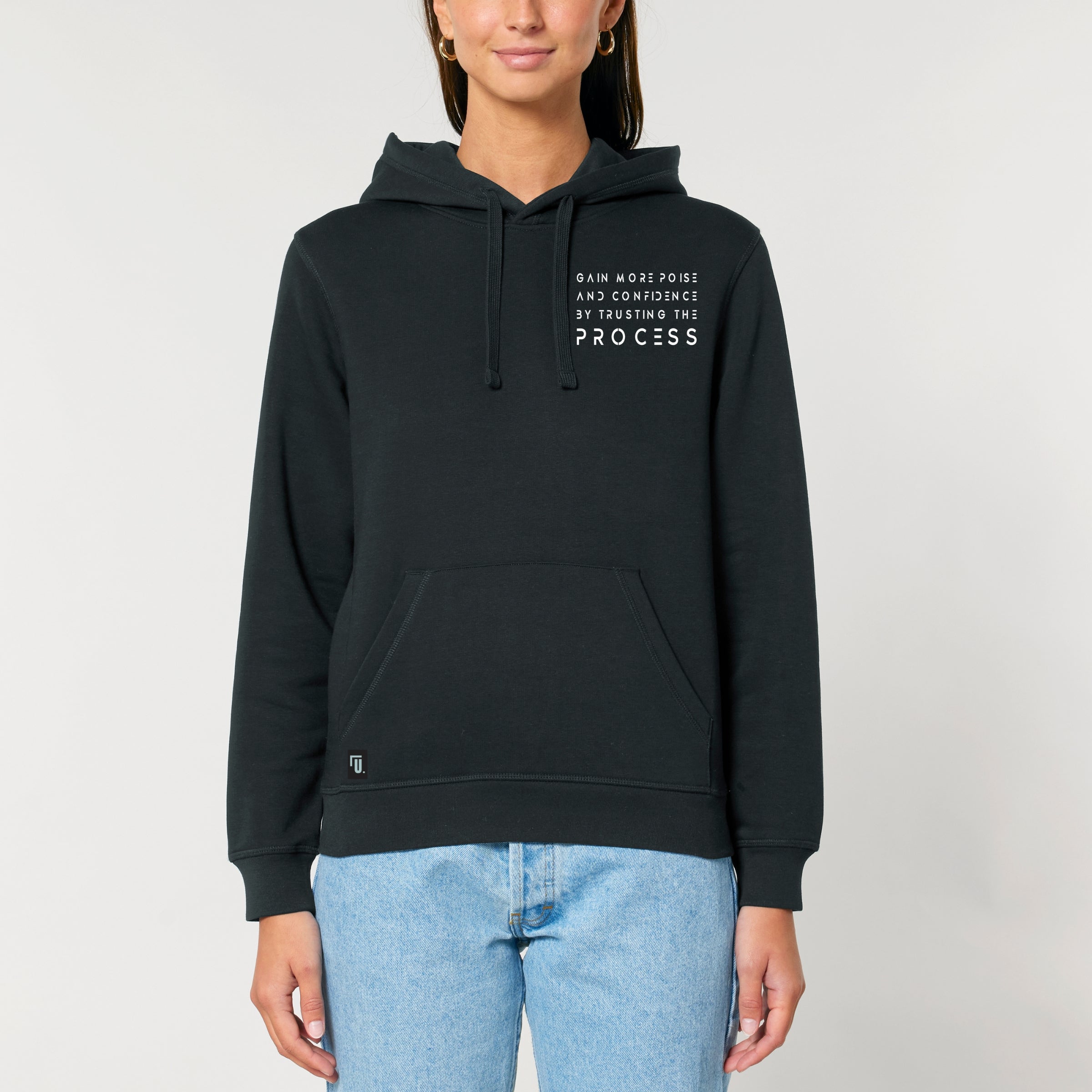 Premium Organic Hoodie_PROCESS_Schwarz_Frau_Frontansicht