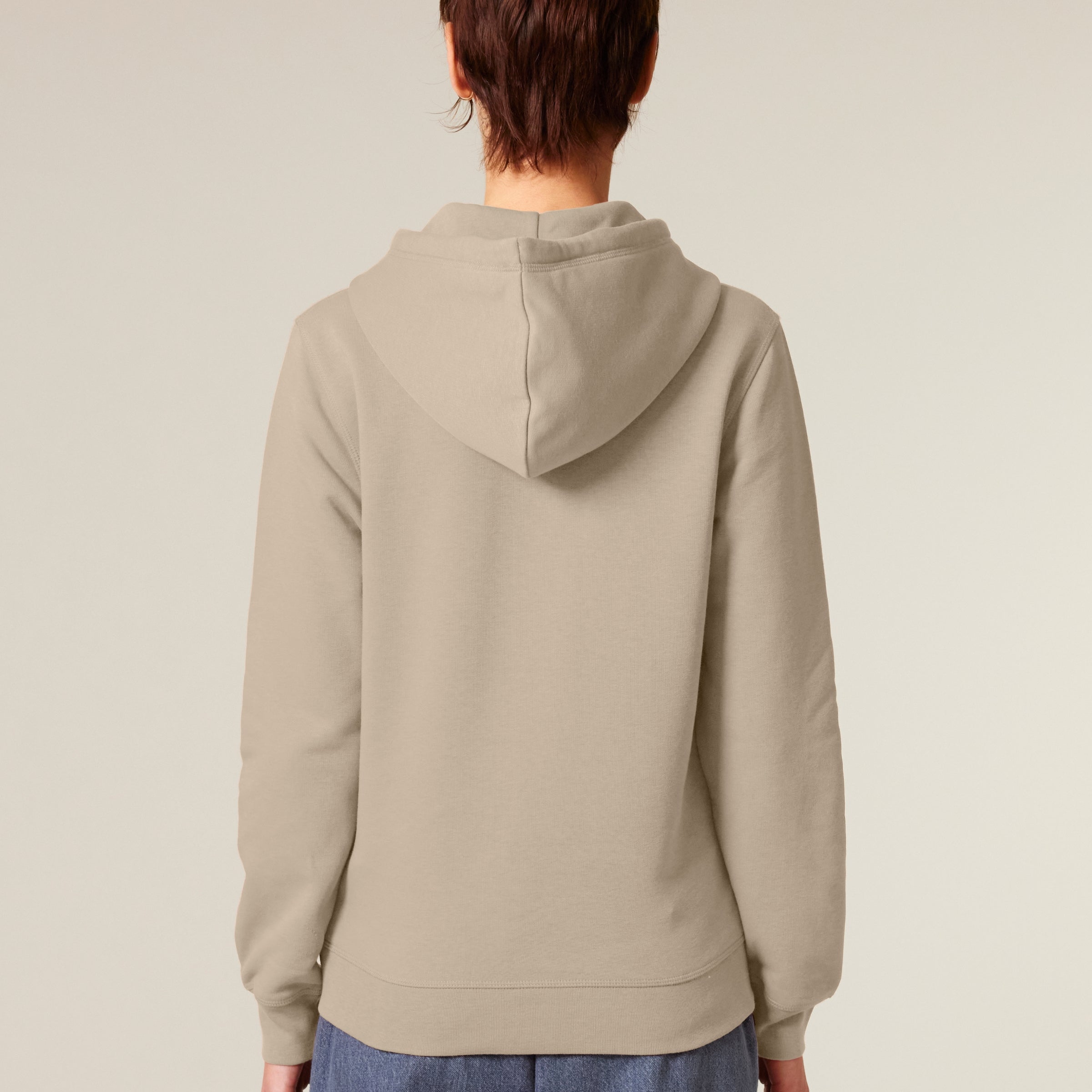 Premium Organic Hoodie_PROCESS_Desert Dust_Frau_ Rückenansicht