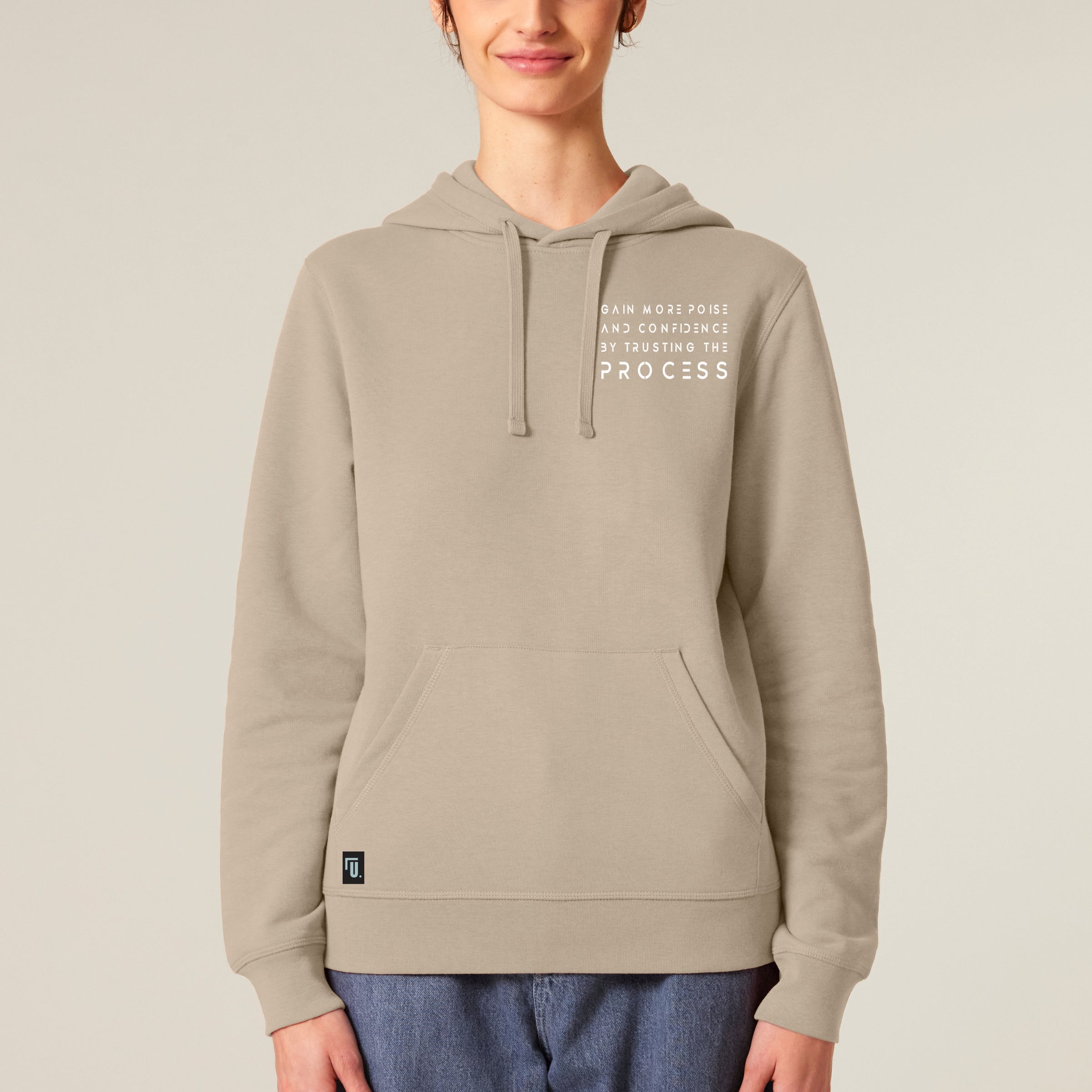 Premium Organic Hoodie_PROCESS_Desert Dust_Frau_ Frontansicht