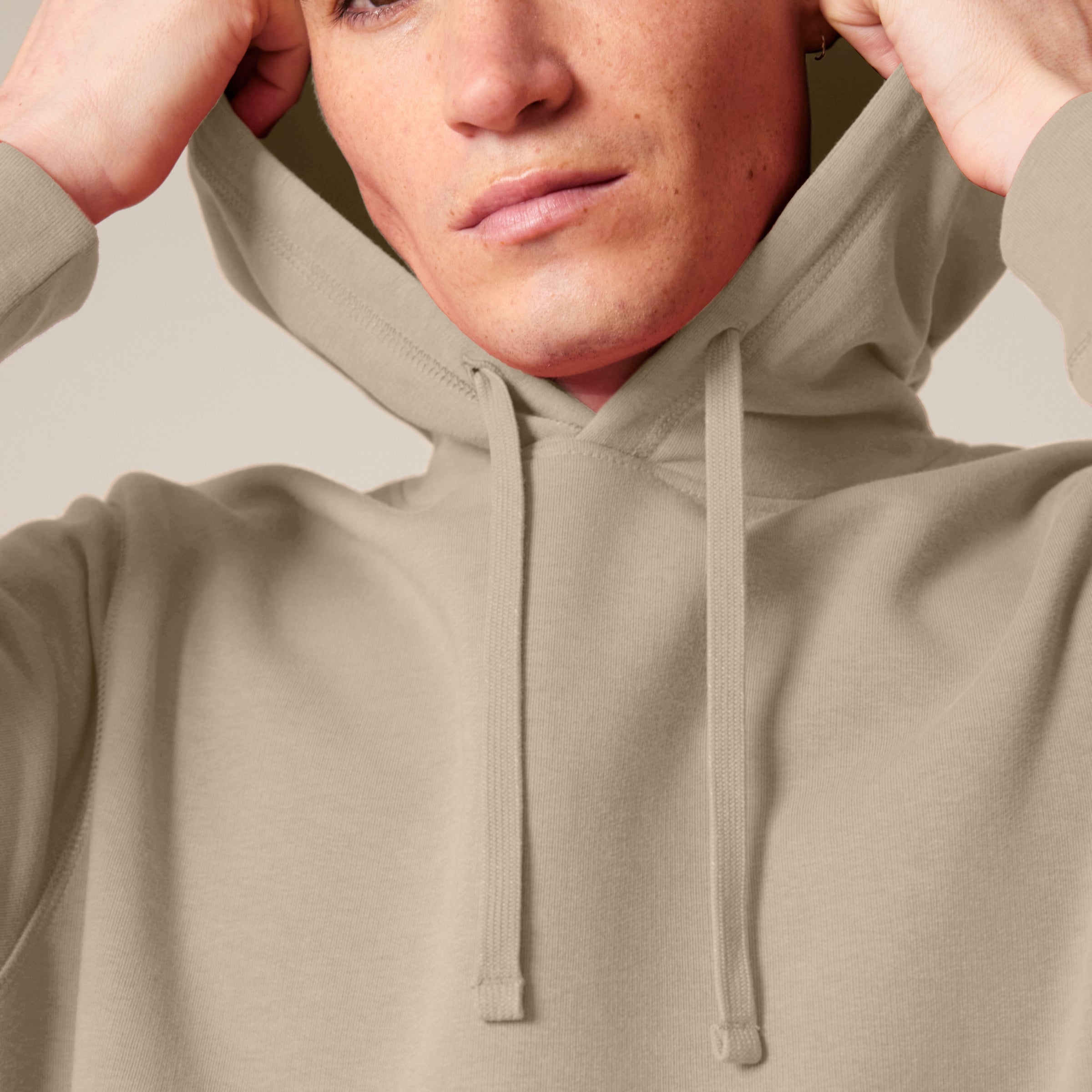 Premium Organic Hoodie RELAX-RESET-RENEW_Desert Dust_ Mann_Detail Frontansicht