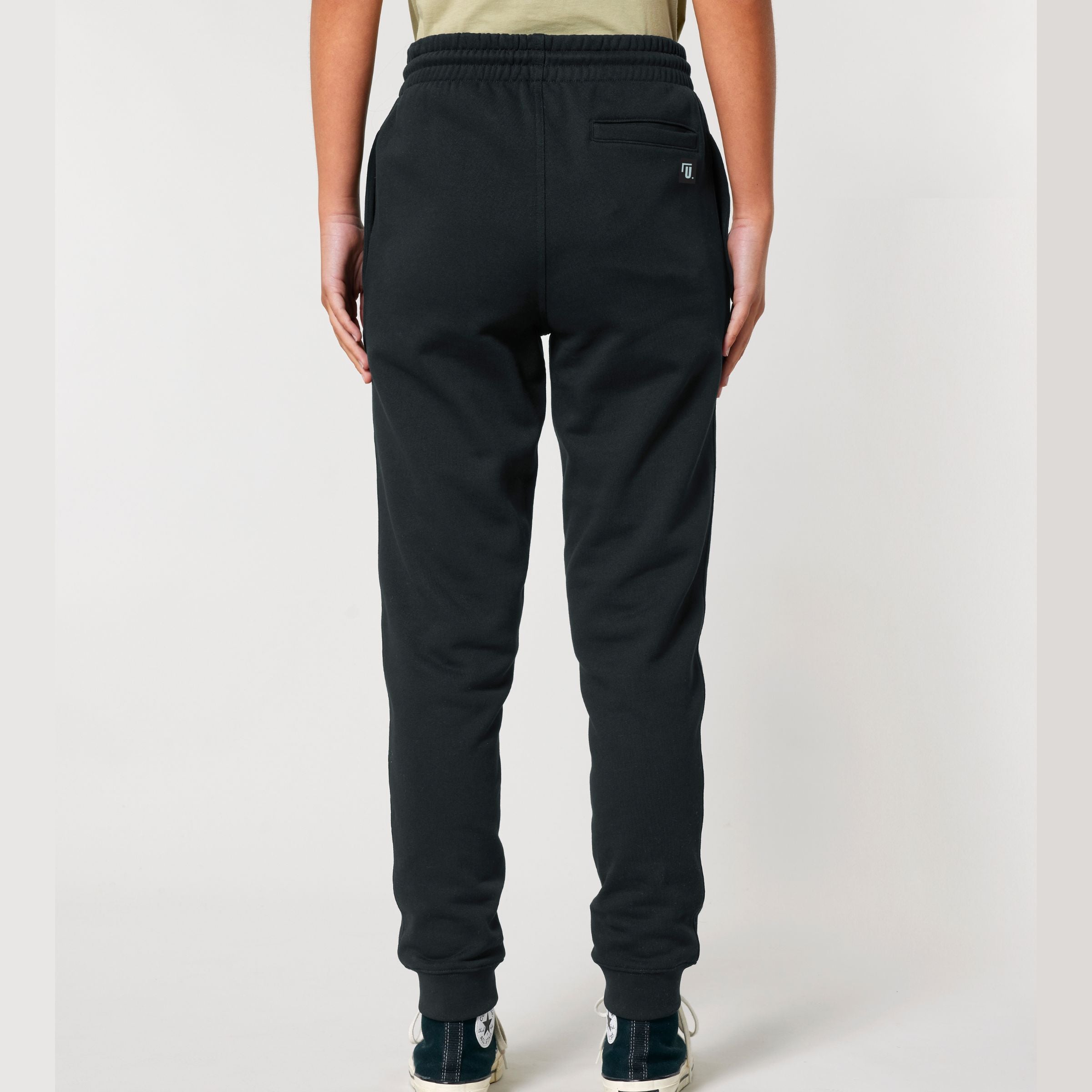 Premium Organic Sweatpants Unisex schwarz Frau Rückansicht mit Logo