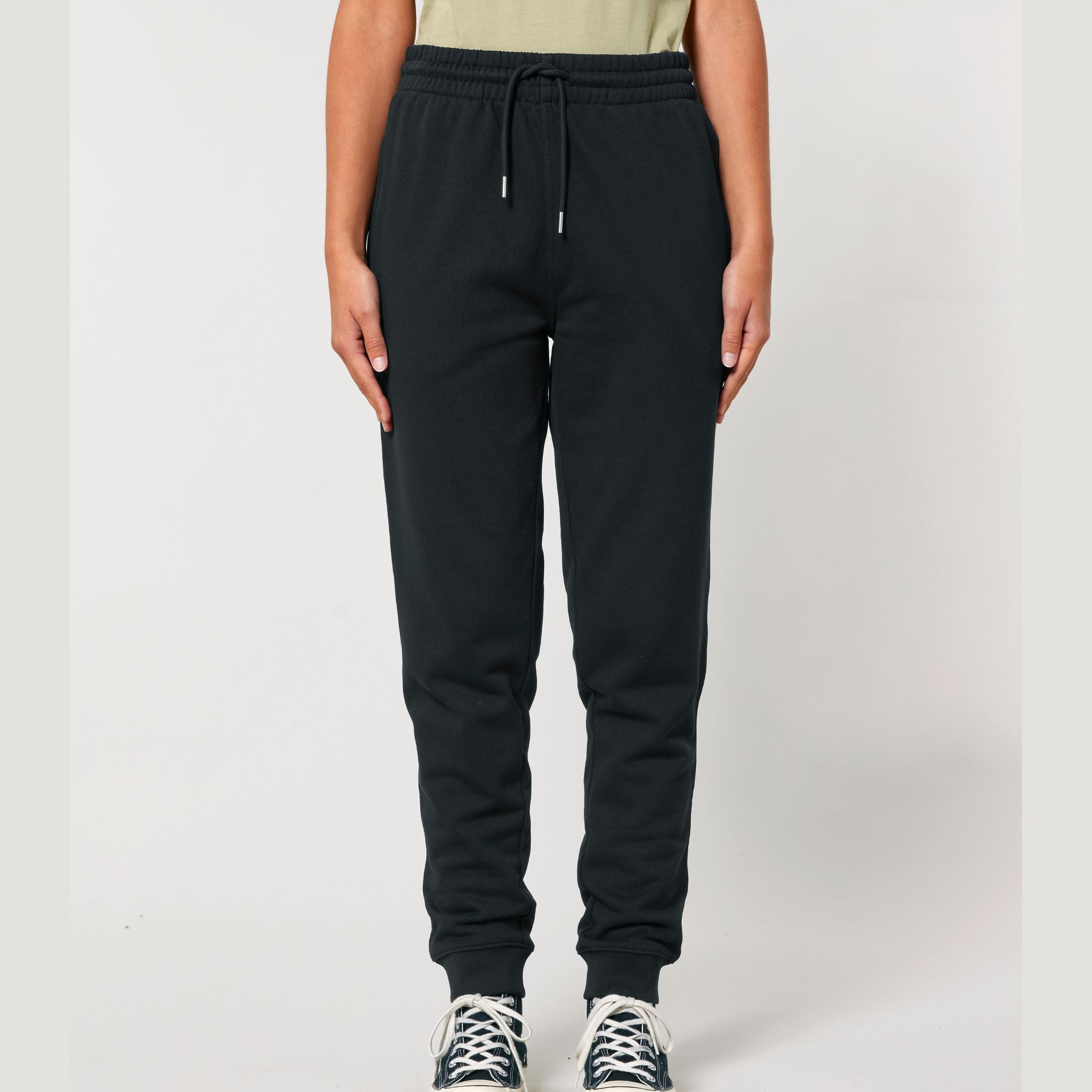 Premium Organic Sweatpants Unisex schwarz Frau Frontansicht