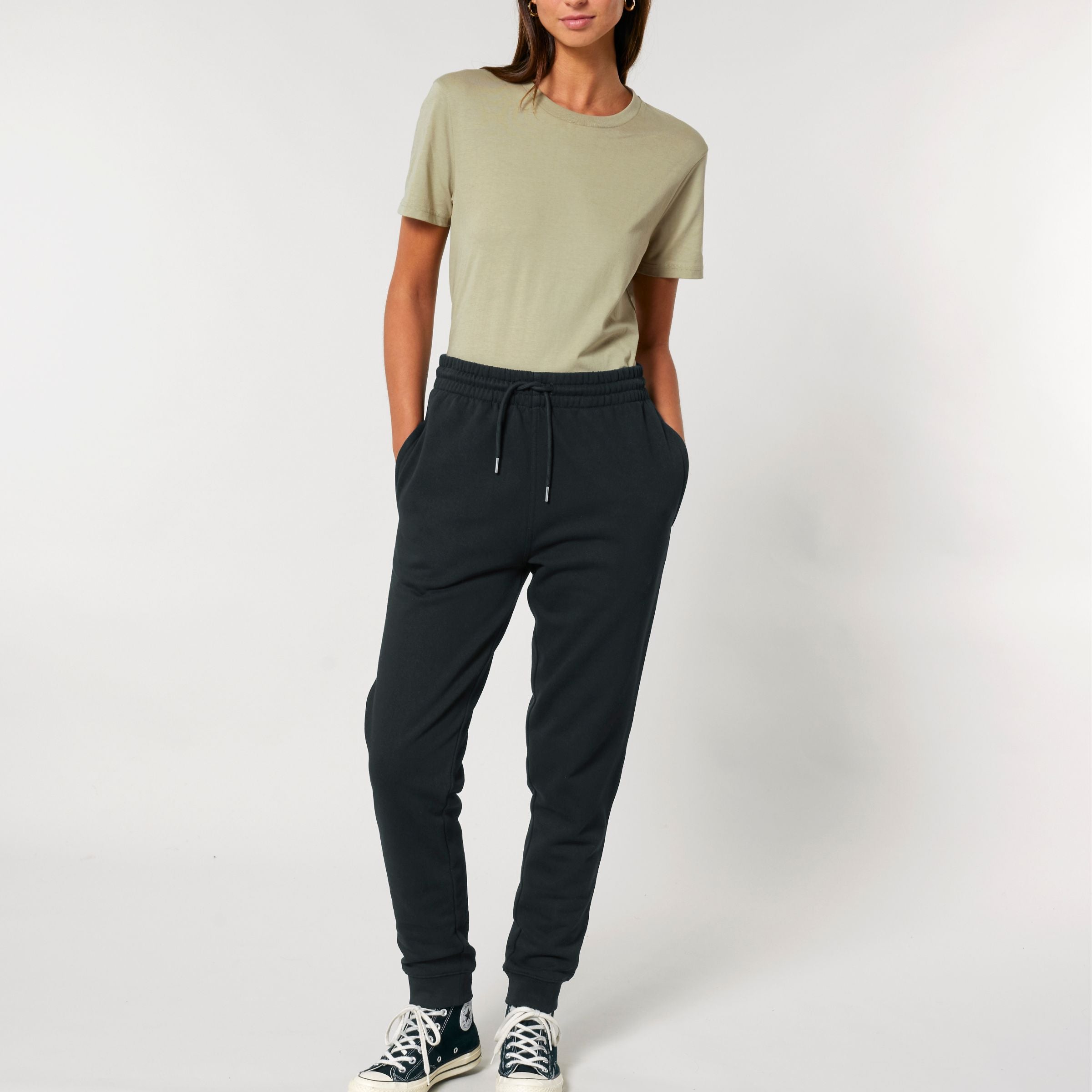 Premium Organic Sweatpants Unisex schwarz Frontansicht Frau