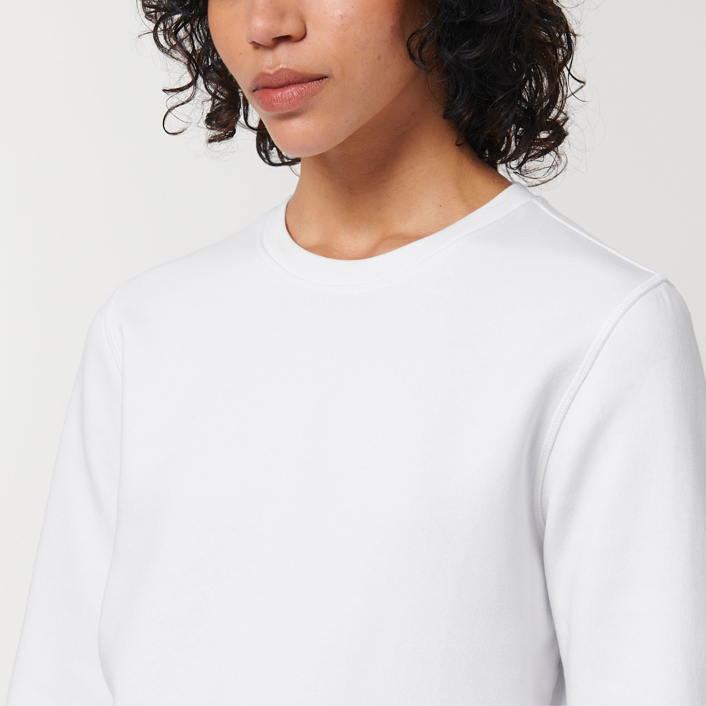 Premium Organic Sweatshirt - U. - Unisex - weiß-Detailansicht Schultern und Kragen