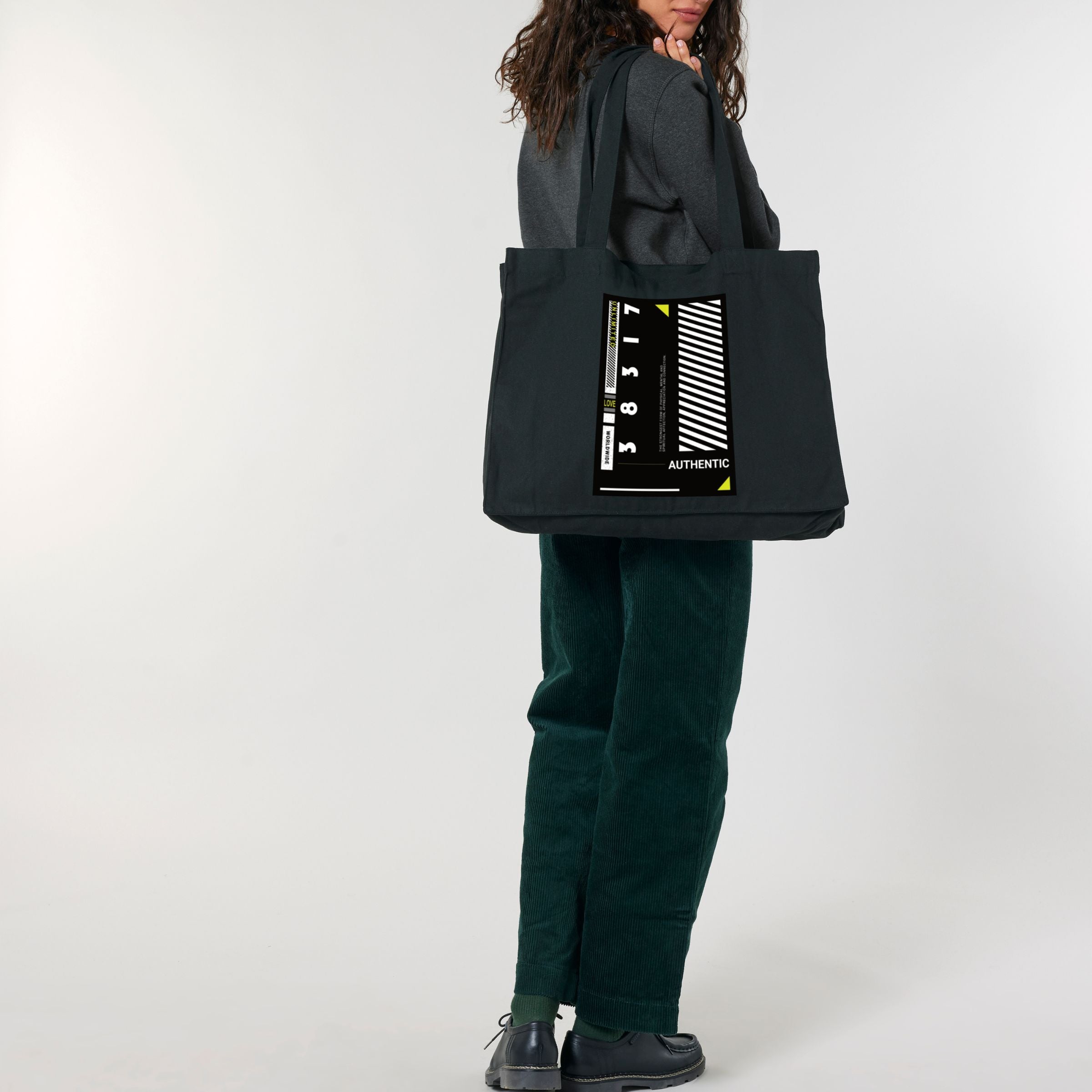 Shopping Bag Unlimited Love Schwarz Frontansicht Frau