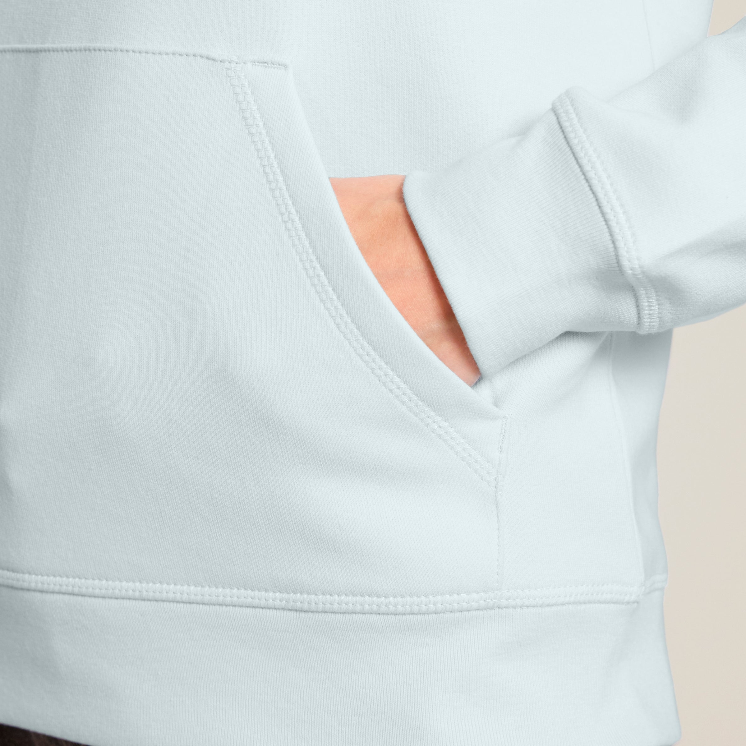 Premium Organic Hoodie_PROCESS_Blue Ice_ Detailansicht Bündchen